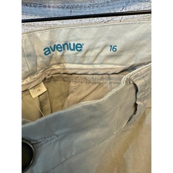 NWT Avenue Khaki Bermuda Shorts Size 16 - Picture 2 of 4